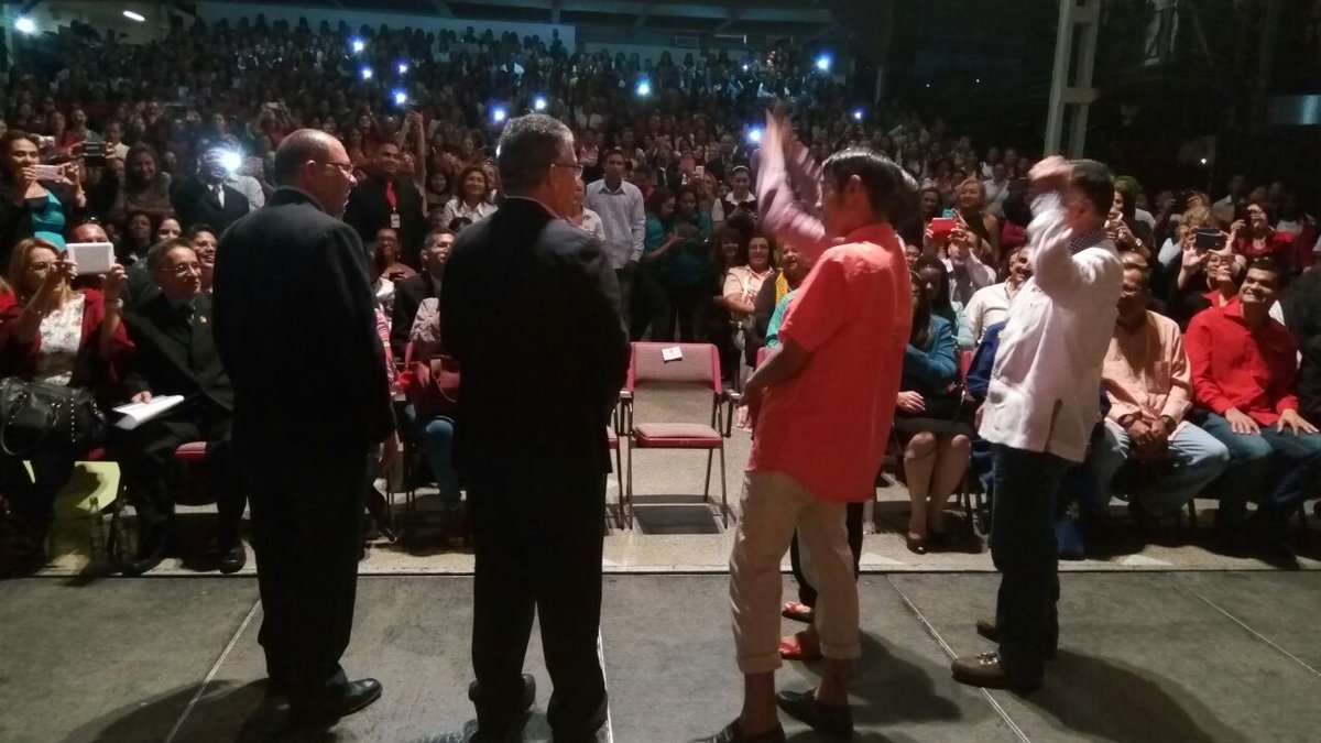 EducacionZEZ's tweet photo. .JauaMiranda: hoy estamos dignificando a 9131 maestros y maestras del #Zulia #45MilMaestrosTitulares https://t.co/NGgMdxu9Sr