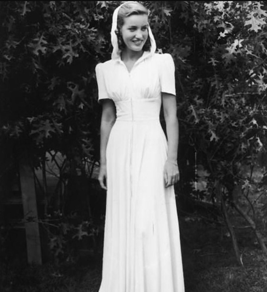 CoralSeaVintage's tweet photo. I love this dress!!! "Little Edie" was an American socialite, model and performer. #fashionhistory #GreyGardens #littleEdie #EdithBeale https://t.co/RTqbiBLlpC