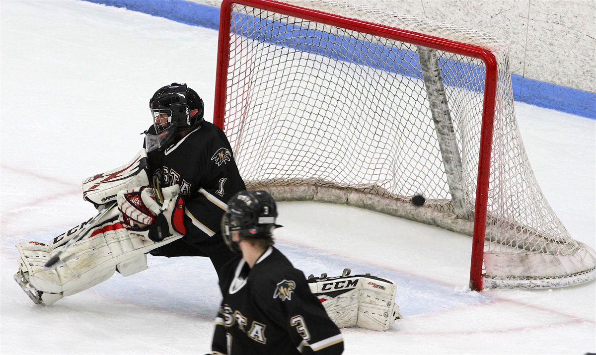 COPuckStop's tweet photo. #5 @dirtydonkeys faces off with @VistaHockey in @CHSAA top ten battle! Recap, pictures, and players to watch! 
https://t.co/Xu2qODOMvv https://t.co/8ChLXDGKqk