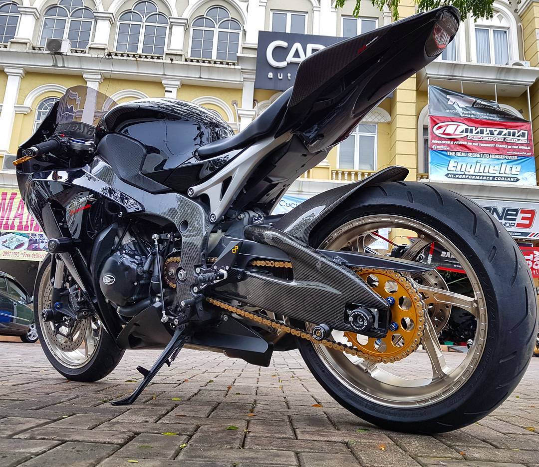 tekarbon's tweet photo. Go sexy with our Honda #CBR1000RR parts!#hondacbr1000rr #carbonfiber #tekarbon #bikelife #sportsbikeslife https://t.co/9oHxyDbegz https://t.co/33c6uY51Wb