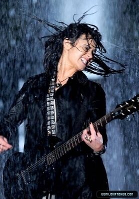 afterglowlovato's tweet photo. what other song could you possibly do in this shower https://t.co/5ShQDh1DZ4