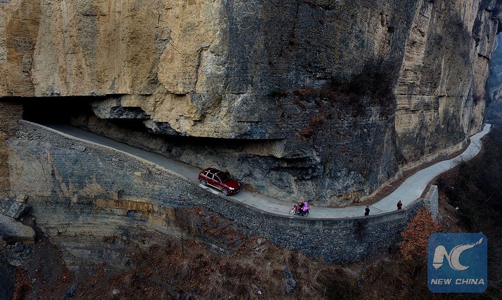 XHNews's tweet photo. A road on the cliff constructed by the villagers themselves leads to the outside world in a remote area of Shaanxi https://t.co/NtJ1qKkHCc