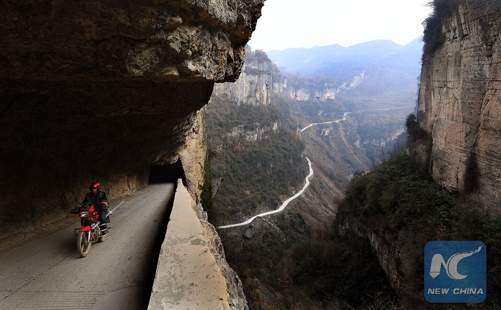 XHNews's tweet photo. A road on the cliff constructed by the villagers themselves leads to the outside world in a remote area of Shaanxi https://t.co/NtJ1qKkHCc