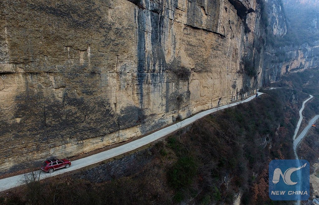 XHNews's tweet photo. A road on the cliff constructed by the villagers themselves leads to the outside world in a remote area of Shaanxi https://t.co/NtJ1qKkHCc