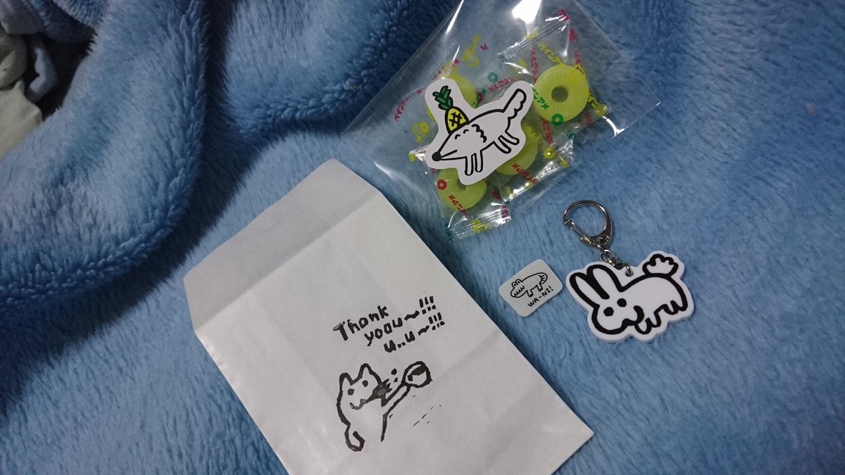 nekou3's tweet photo. 本間さんのとこで買ったハムちゃんトレーナーとU-SA!アクキーとWA-NI!バッヂとサービスでつけていただいたパインアメ(パインをかぶり笑顔のウルフくん)とあとコーヒー吐きながらお礼いうねこ https://t.co/FWcBudleFN