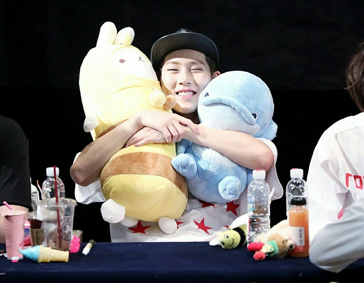 nunushii's tweet photo. Acreditem ou não, mas é a mesma pessoa. #RhythmByJooheon https://t.co/ns1ICxwiL1
