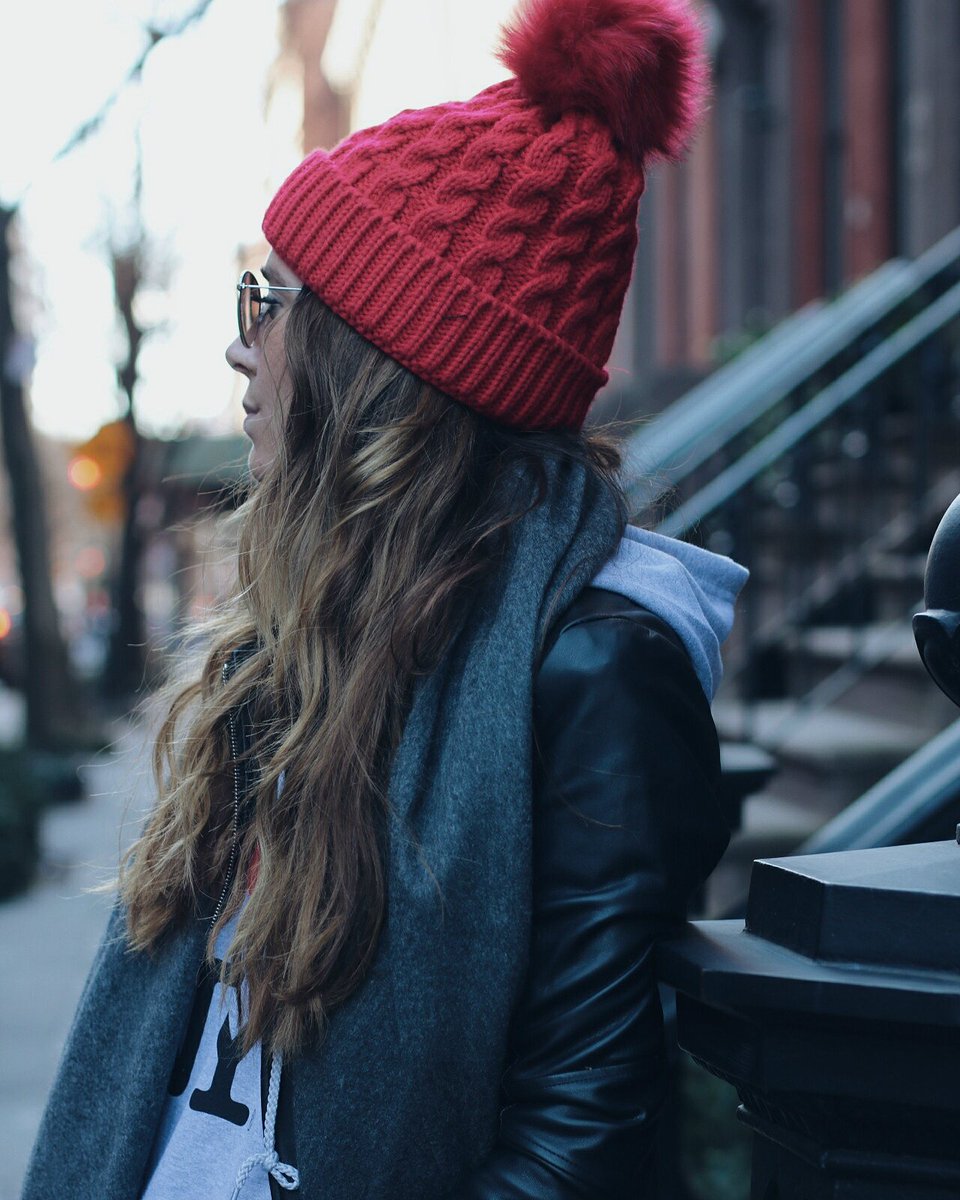 new look on the blog.❤ // all about this 100% cashmere scarf from <a href="/movingzebra/">Pink Zebra Moving</a> (link in bio)
#fashion #blogger #newyork #ootd