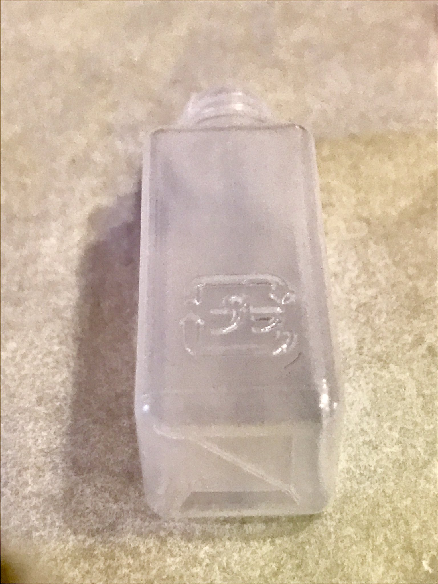こなつむり創作アカ 粘土 レジン ガラスの小瓶使うと 割れるし 危なっかしい レジン作品 キャンドゥの たれビン 10個入り レジンにくっつかない素材だから 固めた後に ハサミで切り込んで ツルッと剥けるの これは大事なお客様への オマケ 瓶詰め風