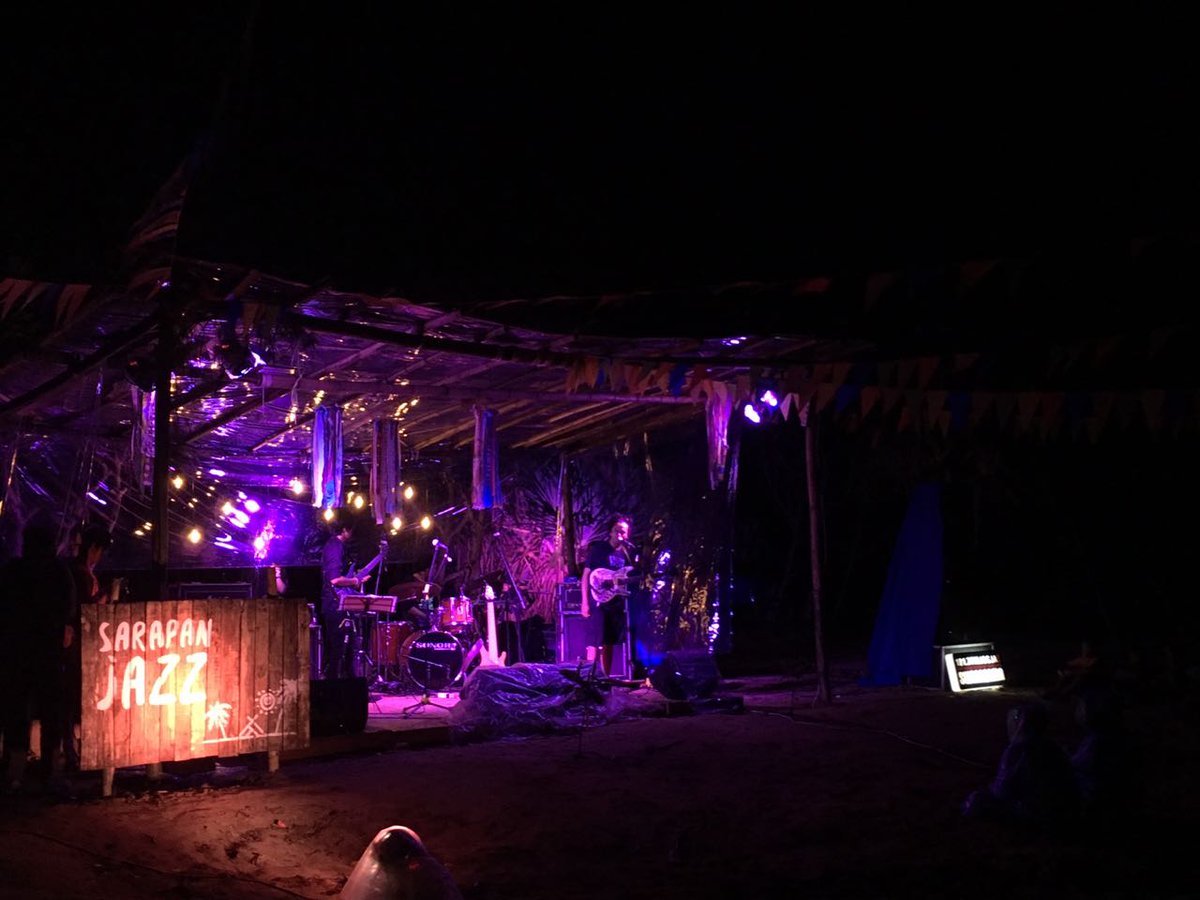 <a href="/EtawaJazz/">Etawa Jazz Club</a> menghangatkan keriaan <a href="/sarapanjazz/">sarapanjazz</a> di Pantai Watu Kodok malam ini... :)