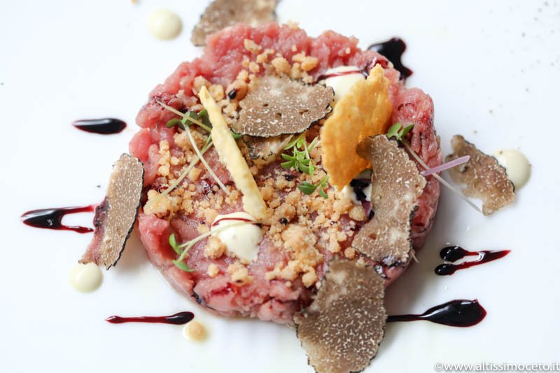 Tartare di fassona al Sangiovese, maionese all’acciuga, crumble salato al tartufo nero BY #Chef <a href="/FULVIOSICCARDI/">fulvio siccardi</a>
altissimoceto.it/2017/01/16/car…