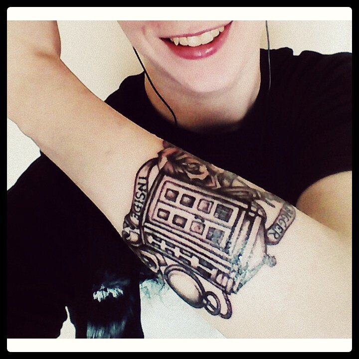 MBLarchevque's tweet photo. Nouveau tatouage ! 😜
#inked #DoctorWho #Tardis https://t.co/mjNaJ8S8v2