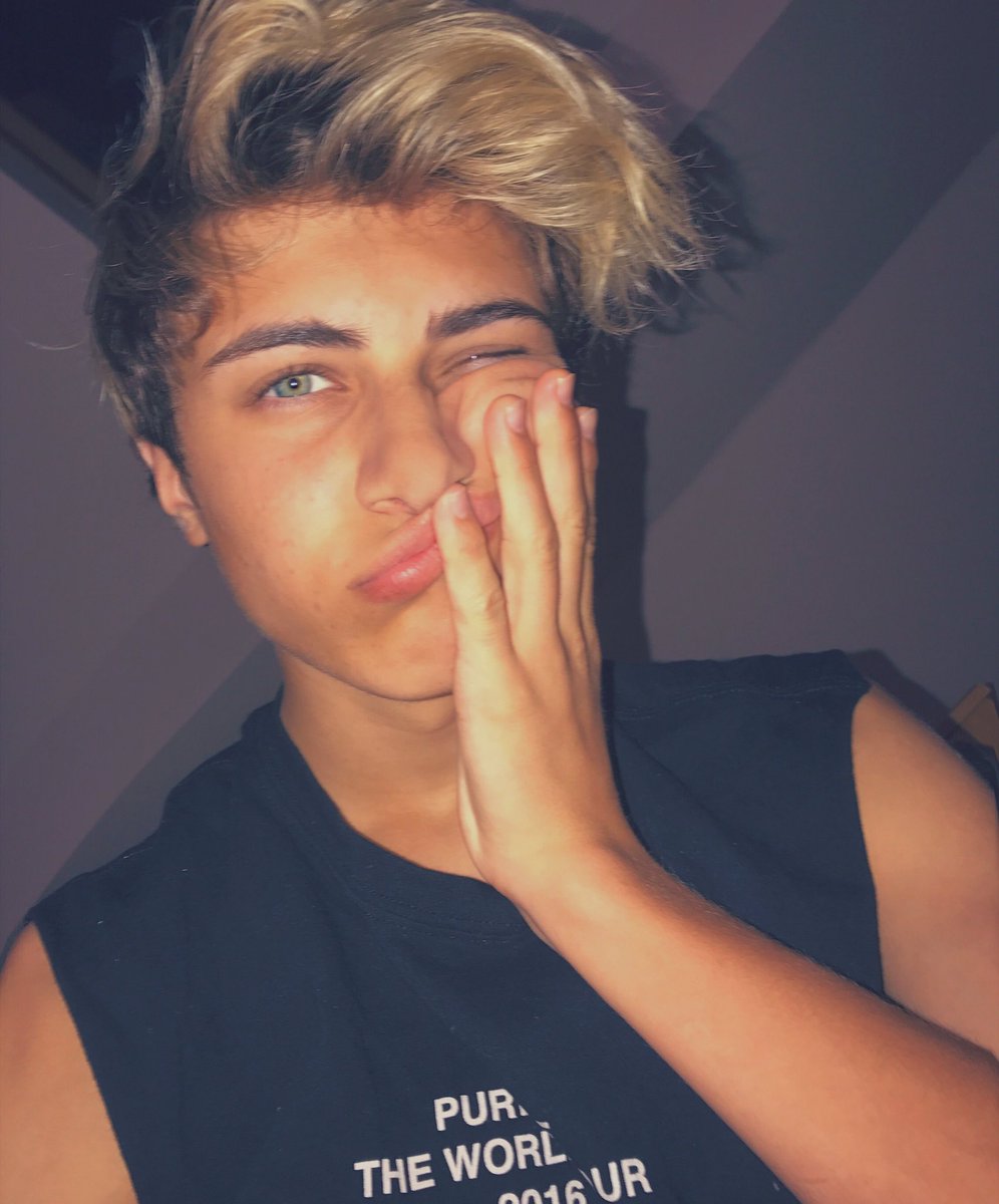 lukasrieger's tweet photo. i see all your tweets. i see your dm's . i see what u go through and want u to know you are not alone. stay strong. i love you ❤ https://t.co/oCnAYm43DZ