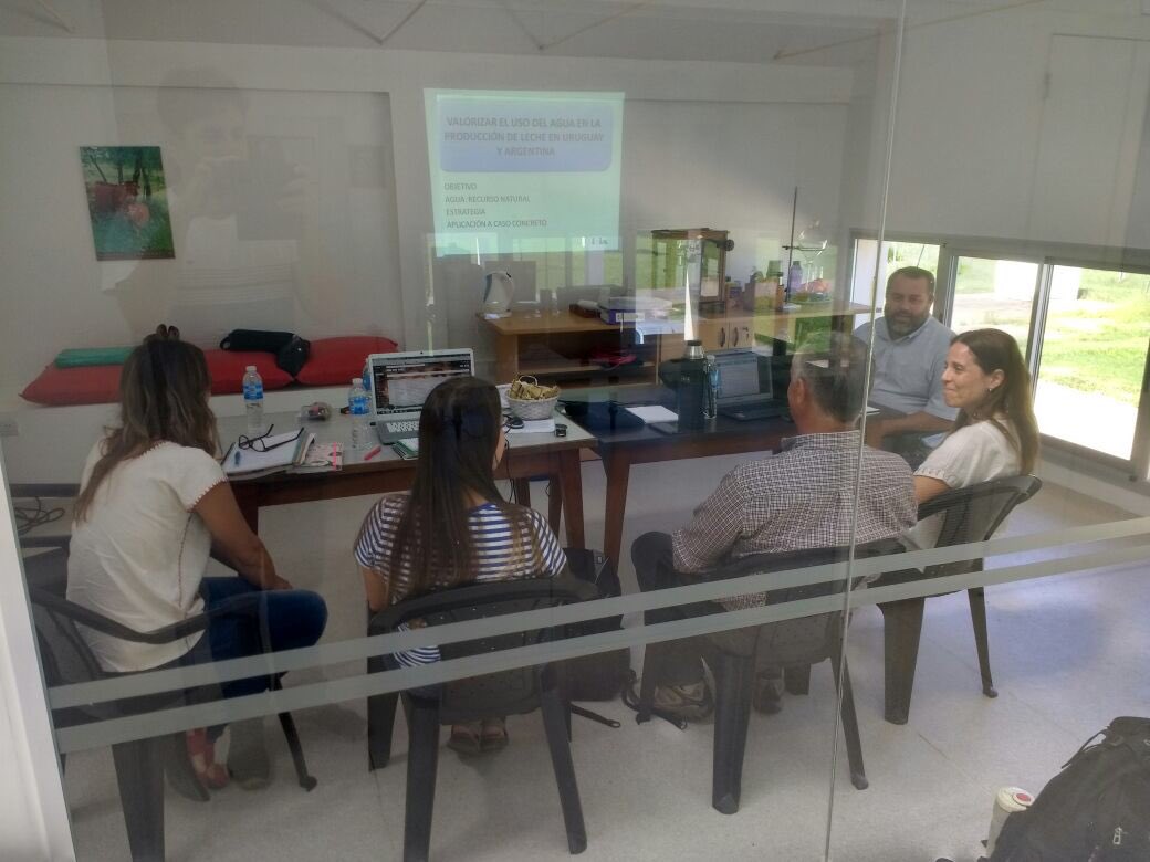 rulolamanna's tweet photo. Trabajando en determinar huella del agua para Arg y Uy en @INTARafaela con @verocharlon y @pachu_tieri @INIA_UY https://t.co/I788kGZmGW