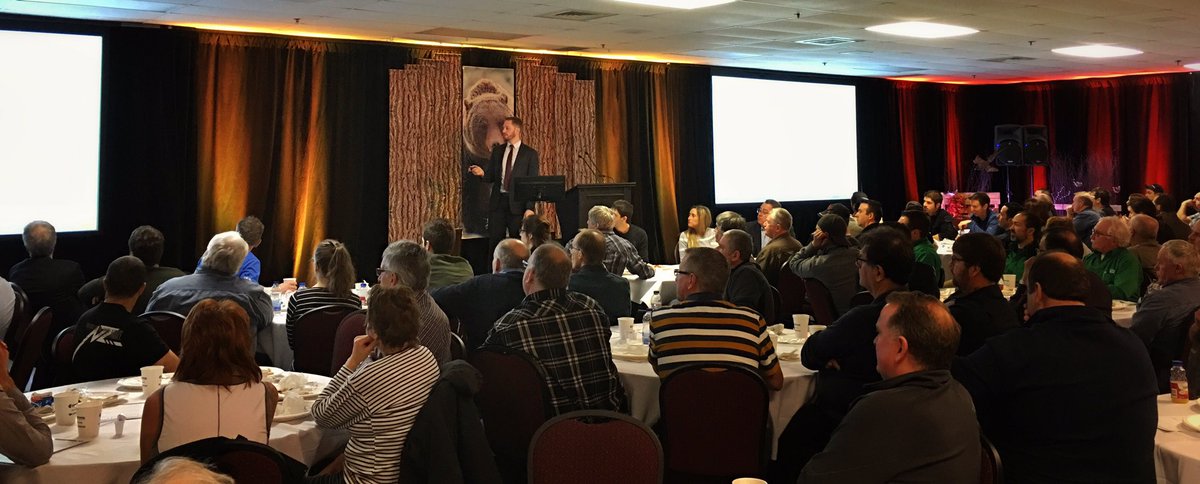 125+ producteurs au déjeuner VIP La Coop au #SalonAg de St-Hyacinthe pour parler de planif stratégique et gestion risques. @LaCoop_federee