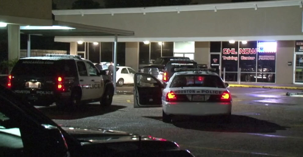 Wild scene as gun store workers turn tables on would-be thieves in west Houston Tuesday a.m. #hounews
chron.com/neighborhood/m…