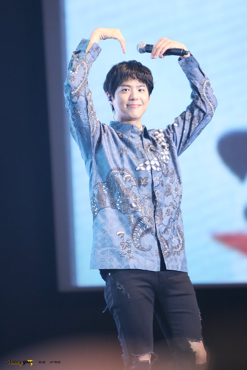 TheDramaKorea's tweet photo. Anak gaul Korea : atas BATIK, bawah rombeng. #PARKBOGUMinJKT https://t.co/sxwB3blLaK