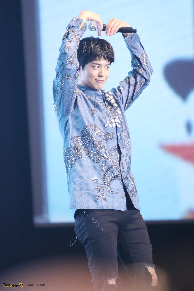 TheDramaKorea's tweet photo. Anak gaul Korea : atas BATIK, bawah rombeng. #PARKBOGUMinJKT https://t.co/sxwB3blLaK