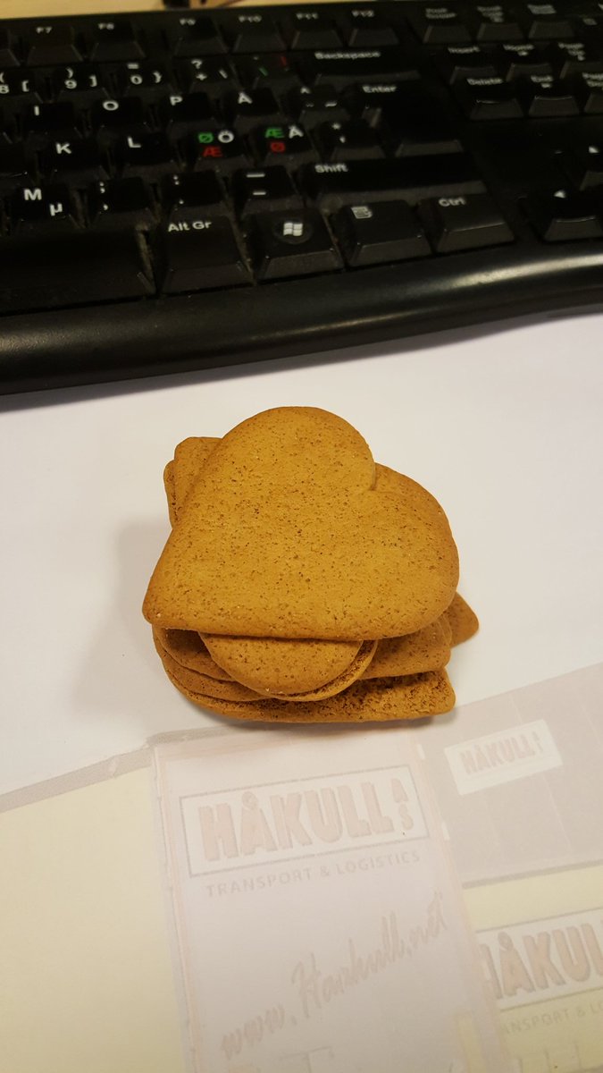 Torslandapappan's tweet photo. Jag tar detta för lagets skull. En team-insats helt enkelt. Pepparkakorna såg väldigt ensamma ut nämligen.... #fruktstund https://t.co/QiljeisreE