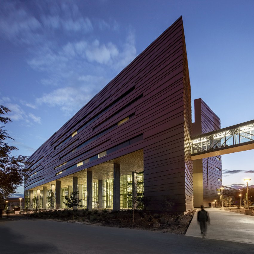 architectmag's tweet photo. Northern Arizona University Science and Health Building by richärd + bauer and GLHN. https://t.co/vDCnGmbMMF https://t.co/LSTSdX9UJ6
