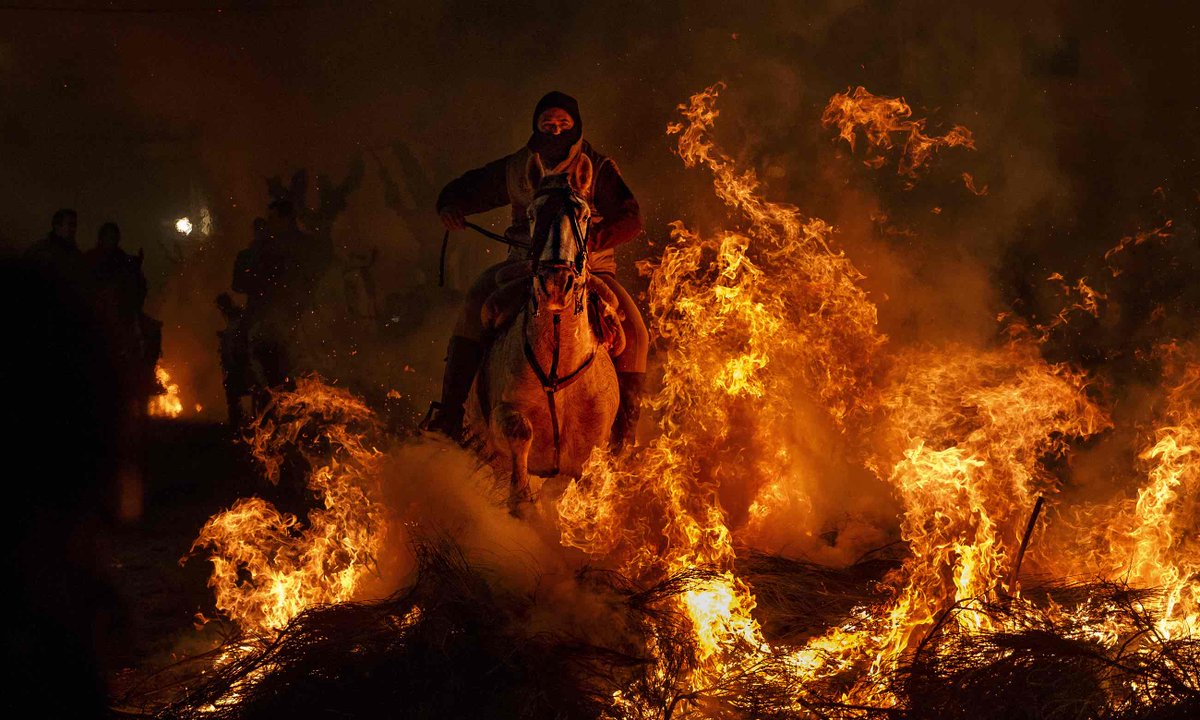 MiguelMorenatti's tweet photo. Pasar a caballo entre llamas para protegerlo de enfermedades.
Tradiciones de las cavernas.
La foto, fantástica!
By Daniel Ochoa/Ap https://t.co/MWJXcgX1tg