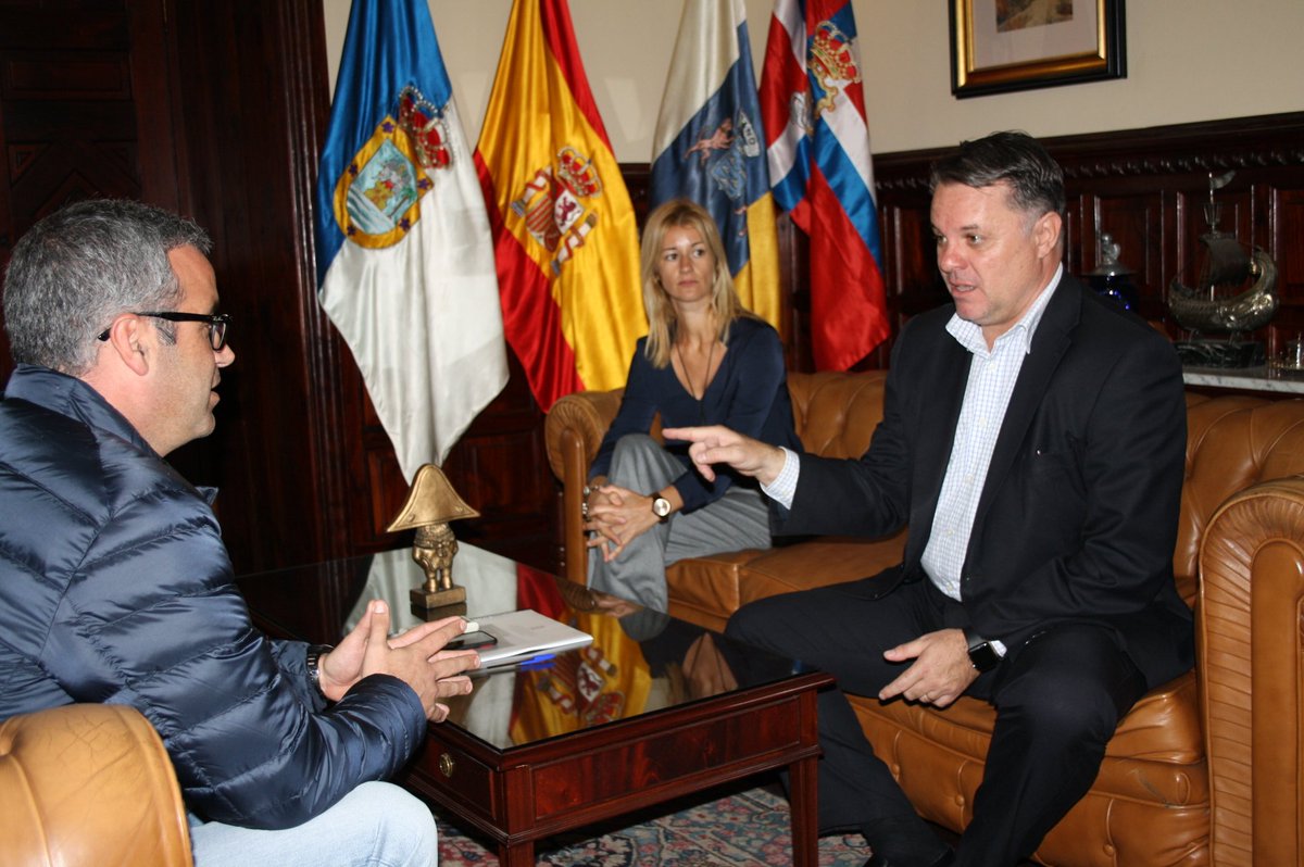 sclapalma's tweet photo. El Ayuntamiento trabaja ya codo con codo con @RTVCes para llevar @LosIndianos a todos los hogares canarios https://t.co/iTMC3NZ7Jo https://t.co/zgKenYEHTK
