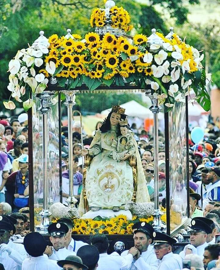guedez315's tweet photo. Es hermosa, es Madre y sobre todo nos guía y intercede por todos los venezolanos ante Dios Su hijo. #DivinaPastora https://t.co/mYEYGNf8Hq