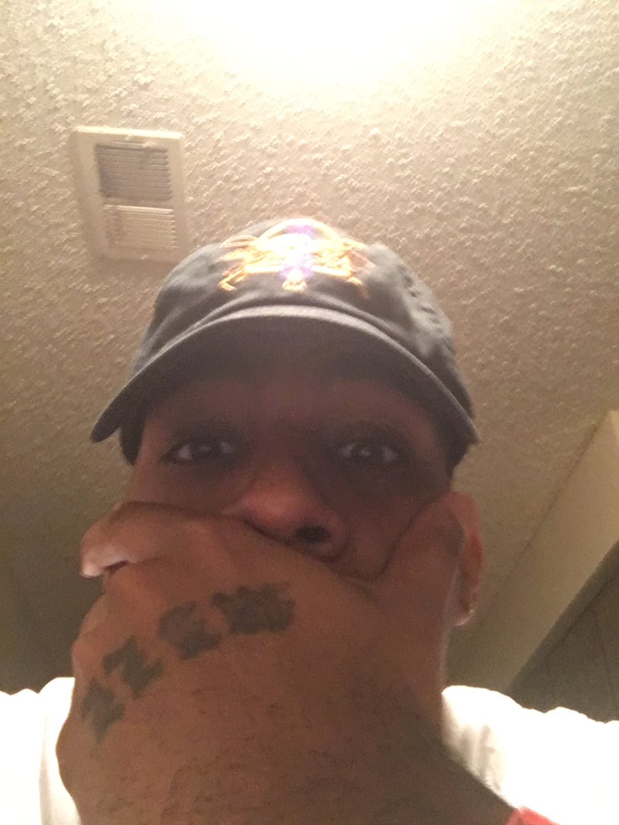 Yungmizzler's tweet photo. Good morning from the royal gang!#Love #DadHat #ThinkingOfaPlan https://t.co/v05EKRipbX