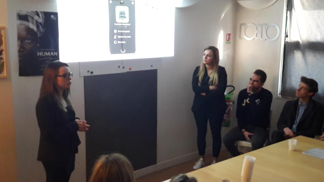 Kahena_Ben's tweet photo. @e_nfluence  présente a Yann Arthus Bertrand la stratégie digitale com de l'event @GoodPlanet_  #Sharetime #tousvoisins  #DigitalForHuman https://t.co/EstJC9xYis