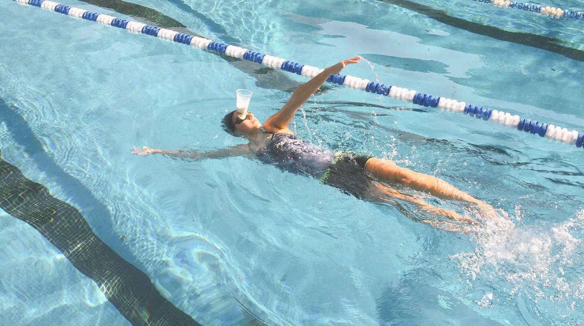csillagokswim's tweet photo. Backstroke with some milk. Hungarian AG national record holder, Athena. #swimming #drills @swimswamnews https://t.co/Ir9kQrN4a7