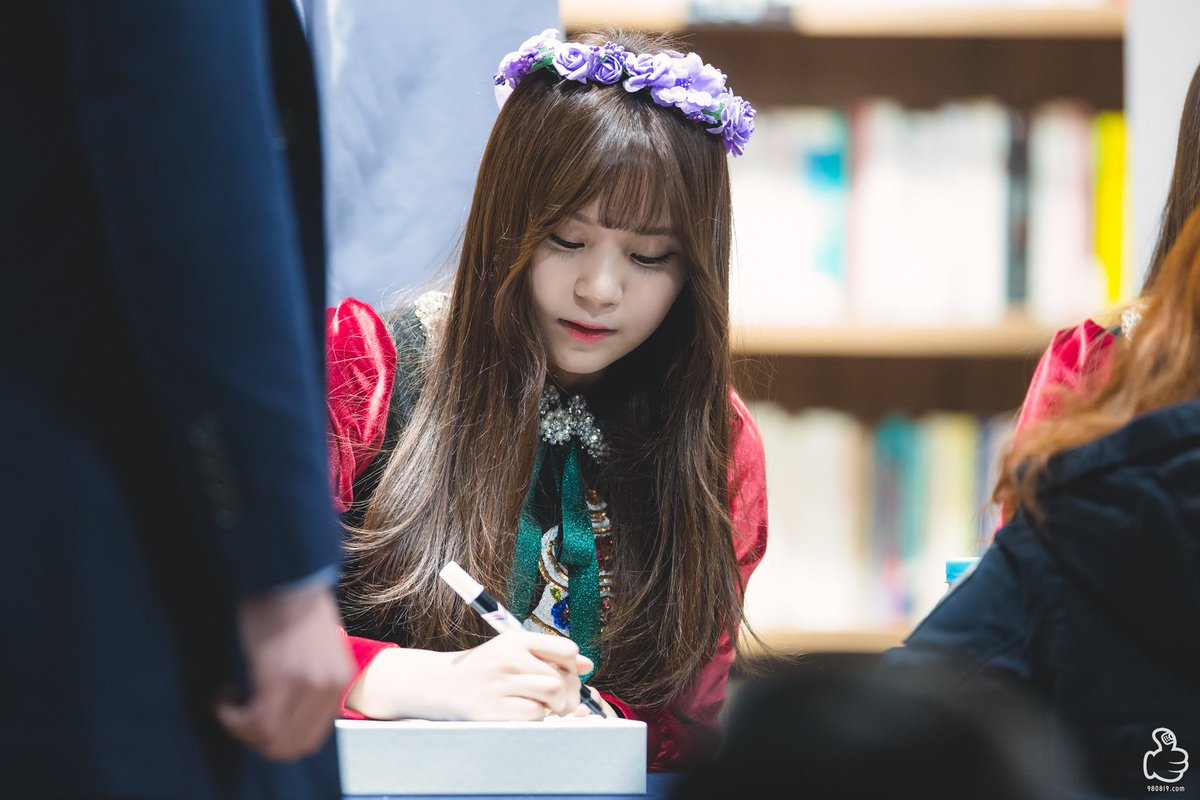 980819_com's tweet photo. [170114] 여자친구(GFRIEND) 시즌그리팅 팬사인회 엄지 직찍 31pics

https://t.co/1Ese7L12n1
. https://t.co/cIKQHMaYNe