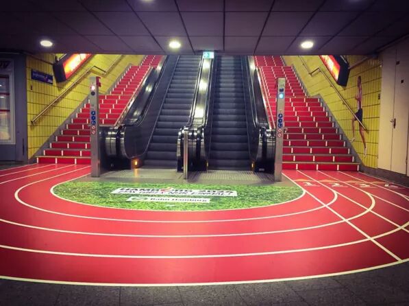 Amburgo si candida ad ospitare le #Olimpiadi2024 e lo fa... partendo col piede giusto 🏃💨

#metro #pistaDiAtletica #marketing
