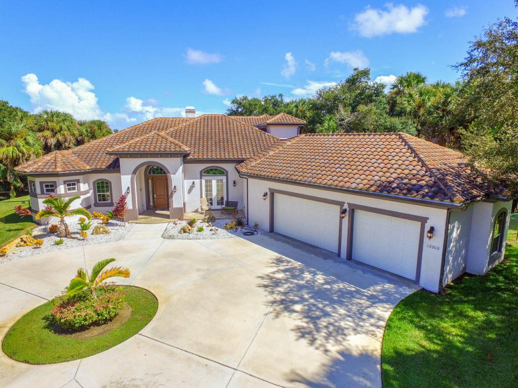 LuxWaterfront's tweet photo. Stunning Newer CBS #RiverfrontHome situated on 1.2 acres on the St. Lucie River!
#waterfrontproperties
https://t.co/Hm2kzdPi8q https://t.co/yqvOxEGdsR