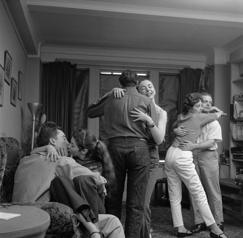 RetroPost's tweet photo. Festa in casa, 1955 https://t.co/Rk4PNssI3d https://t.co/mXiUnZEOnC