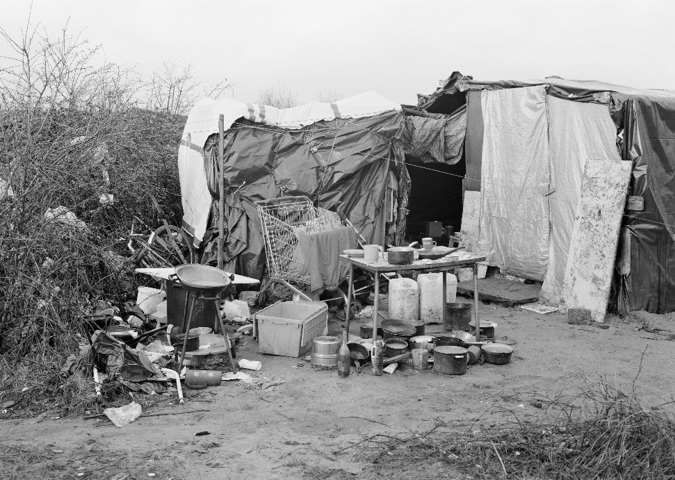 NiamhyWhite's tweet photo. Photographer @_tomhatton is nominated for the #DentonsArtPrize for his work in the Calais Jungle @metroimaging @RCA https://t.co/66oZt7gpC0 https://t.co/464MuCCzc6