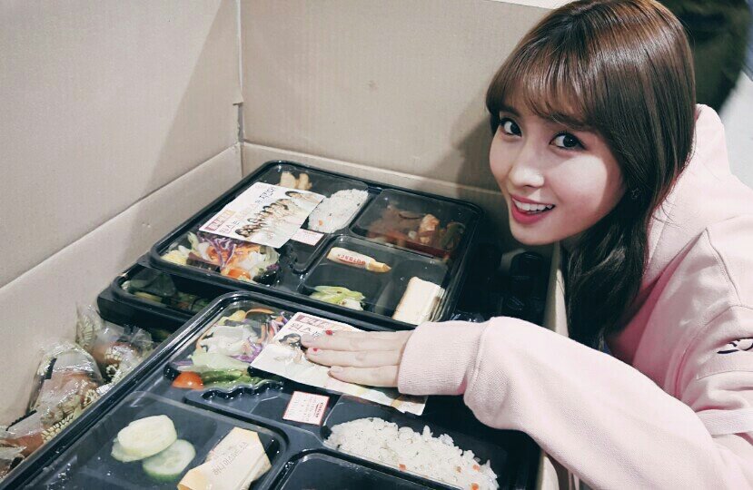JYPETWICE's tweet photo. 원스 여러분들! 오늘 하루는 잘 보내셨나요? 정연이와 모모, 룸메즈를 보시면서 즐겁게 하루를 마무리 하세요!

#TWICE #트와이스 #TNIGHT #트나잇 https://t.co/4Gd4XX0u9B