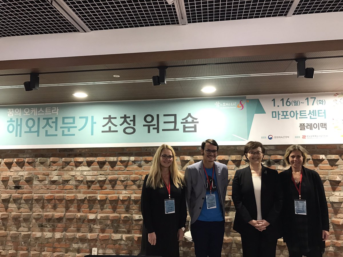 Con la presidenta de arte y educación cultural de Korea, hablando sobre la importancia de la educación en el mundo porque #TeachersMatter