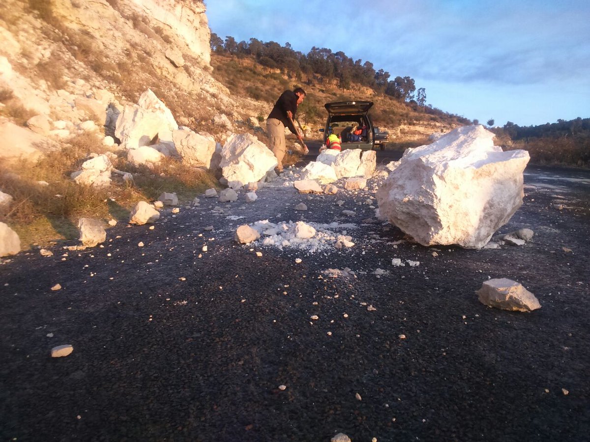 SoldeTlaxcala's tweet photo. ⚠️Sobre la vía #Temetzontla-23 Zona Militar se han caído varias rocas. Ya trabaja Protección Civil para liberar un sentido de circulación. https://t.co/dpGpmNNzCS