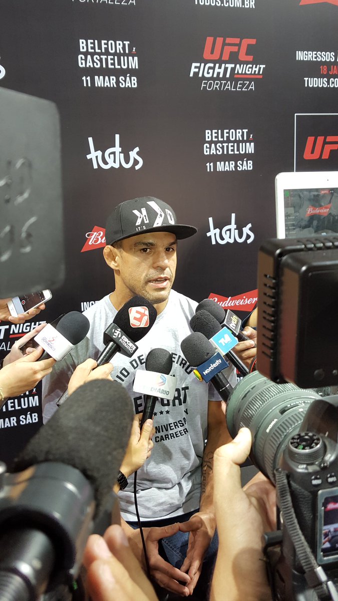 UFCBrasil's tweet photo. O brasileiro @vitorbelfort foi cercado por jornalistas durante sua entrevista no Centro de Formação Olímpica. #UFCFortaleza https://t.co/6aI18dL5V3