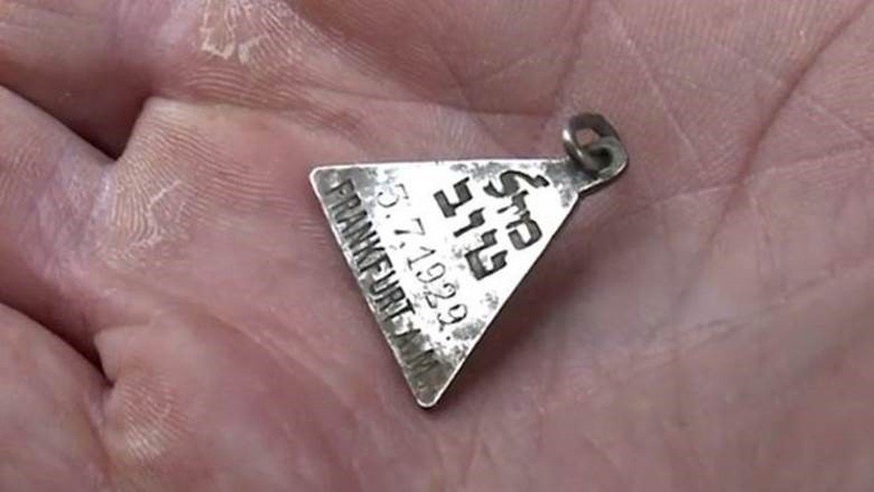 g1's tweet photo. Pingente idêntico ao de Anne Frank é descoberto em antigo campo de extermínio nazista https://t.co/Ojk2utvjQq #G1 https://t.co/6TlCjXkq2N