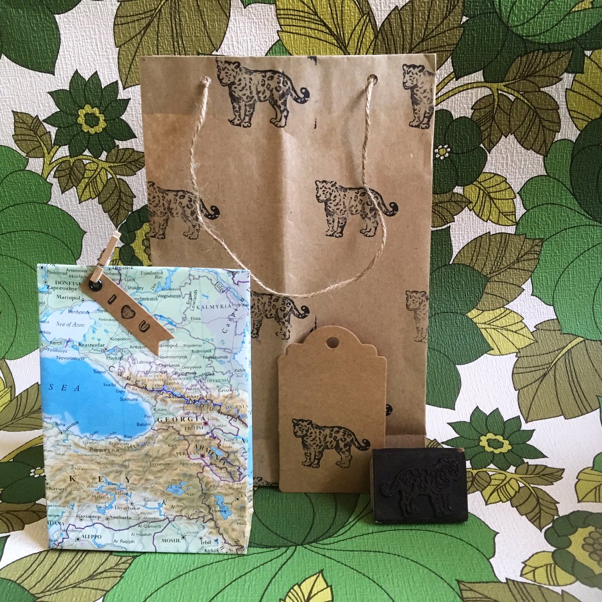 vnorrisart's tweet photo. Loving my vintage wallpaper and leopard stamp finds from @vintagemischief. Here's the bags l mentioned, great to meet you #Suffolk #Norfolk https://t.co/kjWiOnGKsI