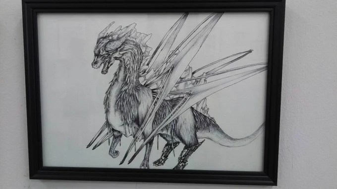 ドラゴンを描きました
スチームパンク要素も含めて背中の氷山で熱を下げる仕組みです
羽は退化して無くなったので人工の羽を付けています 