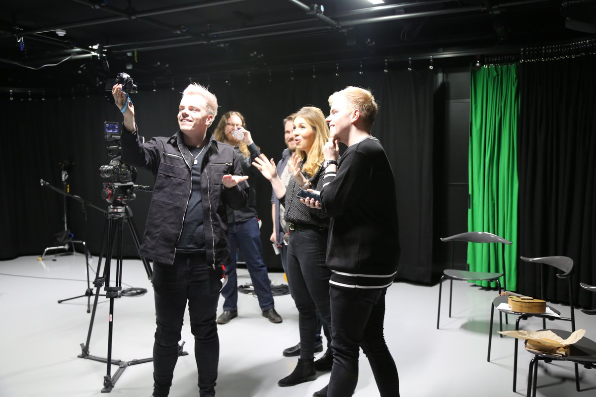 YouTubeSpaceLon's tweet photo. Thanks @nikinsammy for coming by the Space to support #georgeandthegiantpledge ❤️ https://t.co/85YJi3cT6X #aimhighstaypositive #gotyourback https://t.co/zR7ri7frm9