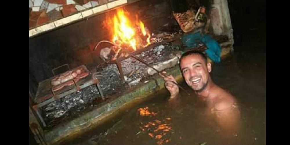 Un grupo de amigos de Santa Fe prendió un fuego cuando los tapaba el agua. Como los hinchas de River en 2011.