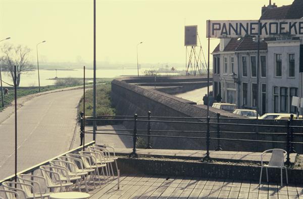 WijkvanToen's tweet photo. In het kader van verbetering van de waterkering werd in 1988 de nieuwe walmuur opgeleverd. Er zat toen nog een pannenkoekenrestaurant. https://t.co/ggMYEHES0L