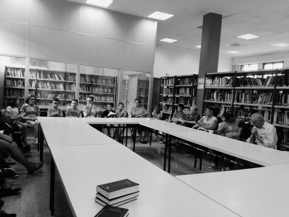 tertulianes4tB's tweet image. #CECVContemLecturaAVL Llegim en la Biblioteca del Barri del Crist