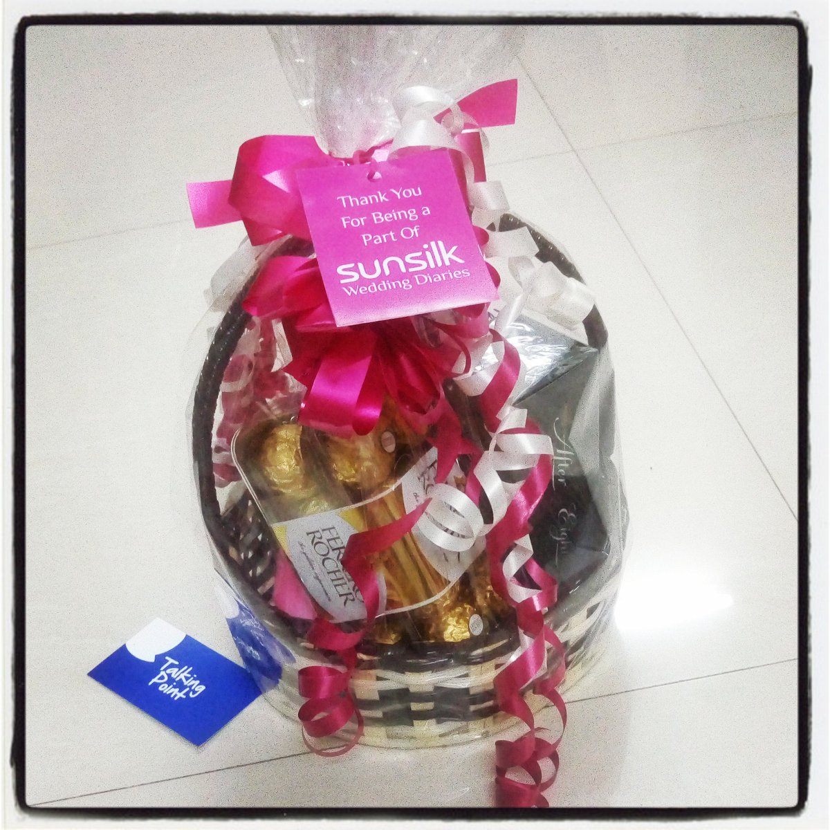 GlitterSmitter5's tweet image. Oh! have a look at this gorgeous package sent by @SunsilkPakistan and #TalkingPointPK #Haironyourside #ThickandLong #Sunsilk