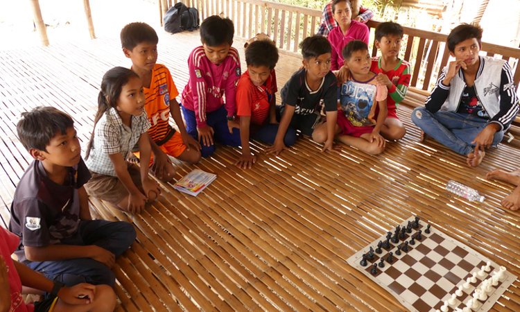 @chess4peace Great initiative by Frédéric Zaborski in 2016 to teach children chess in Cambodia childchess.org/index.php/en/c…