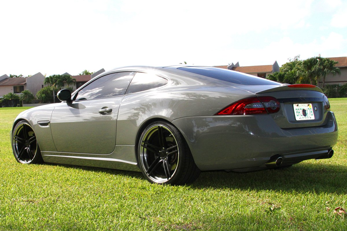 CaninoDesign's tweet photo. Jag XK on 2-piece black/polished Canino forged CD5s #canino #caninodesign #caninowheels #jagxk #maimi #jaguarxk #cbwheels https://t.co/HInO1LEo61