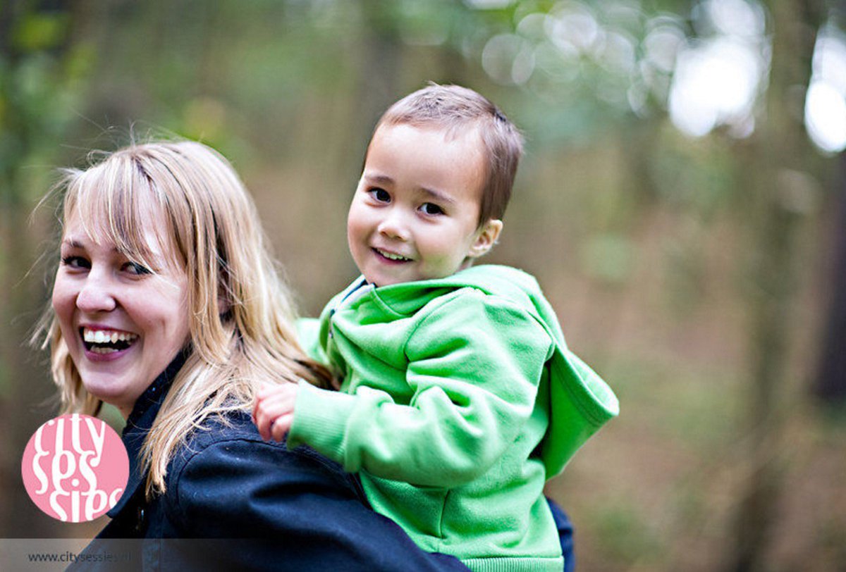 Heerlijke moeder kind foto's, zelfs op een druilerige dag! Door Jantina: bit.ly/1PcWttK