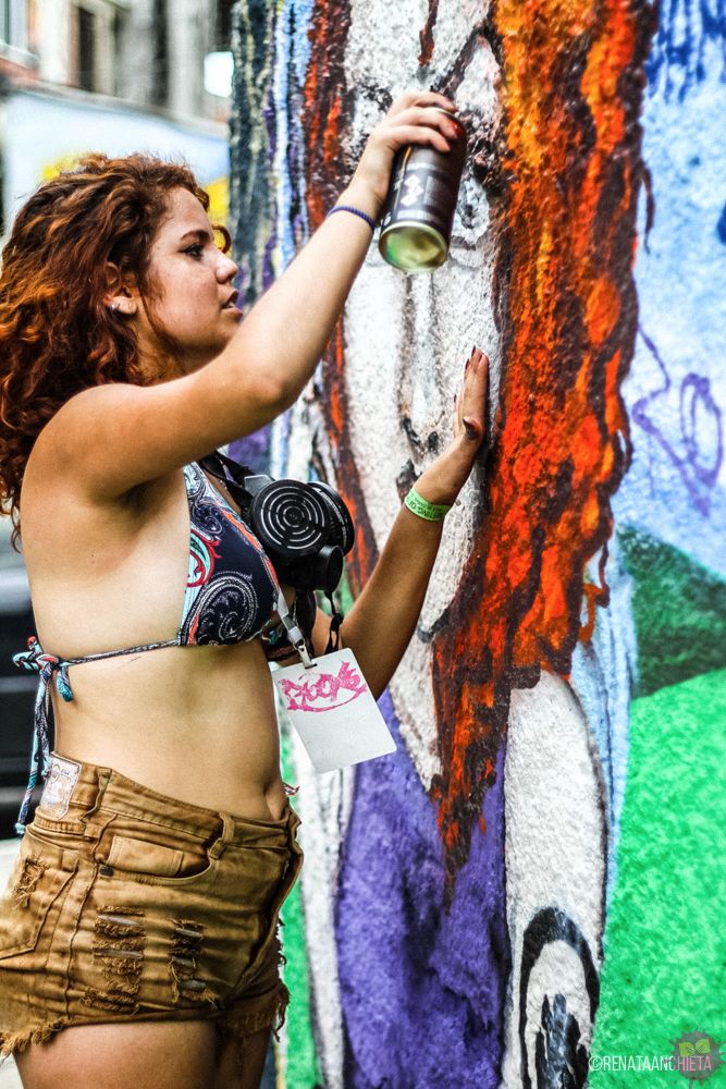 RedeNami's tweet photo. #Rooxo foi ao #MOF2016 com a #RedeNAMI. Em nosso mural coletivo, pintou sua persona, que é um autorretrato muito carismático. https://t.co/Z6P6AR8F8p